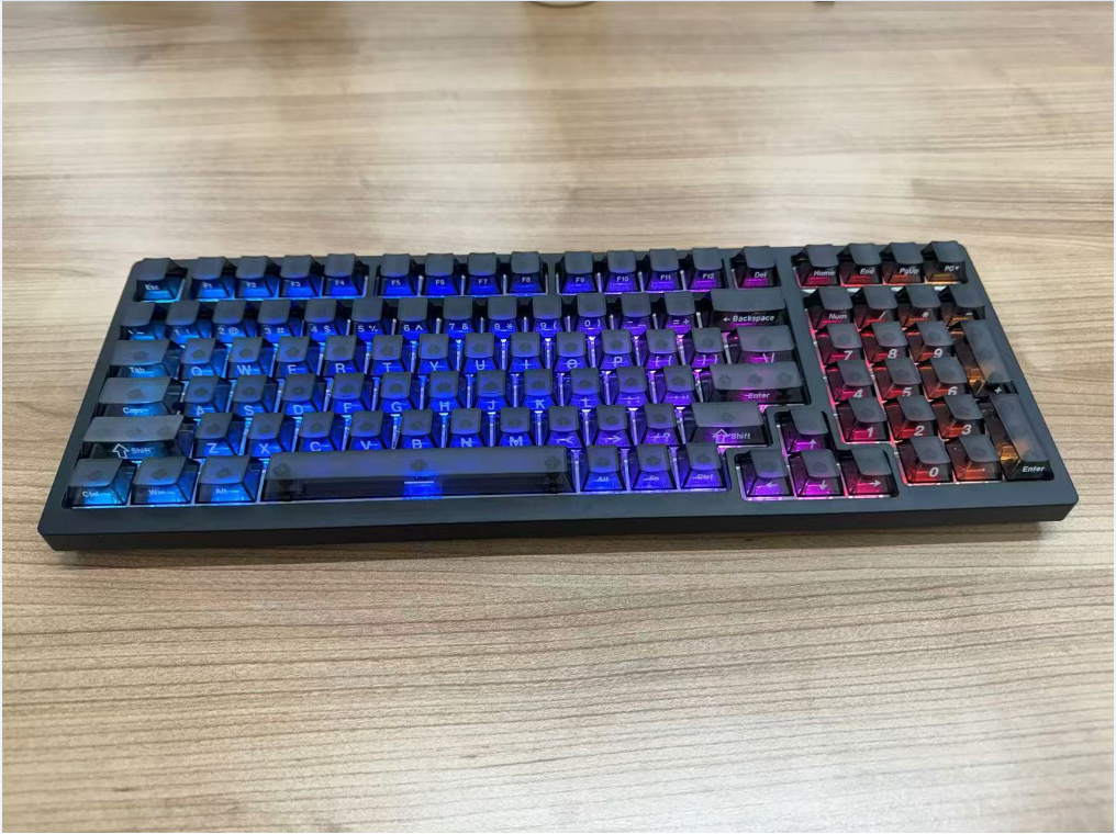 新盟K980三模机械键盘/上下盖黑色-RGB灯光+定制轴座-椰白轴-黑透（有限+无线+蓝牙）